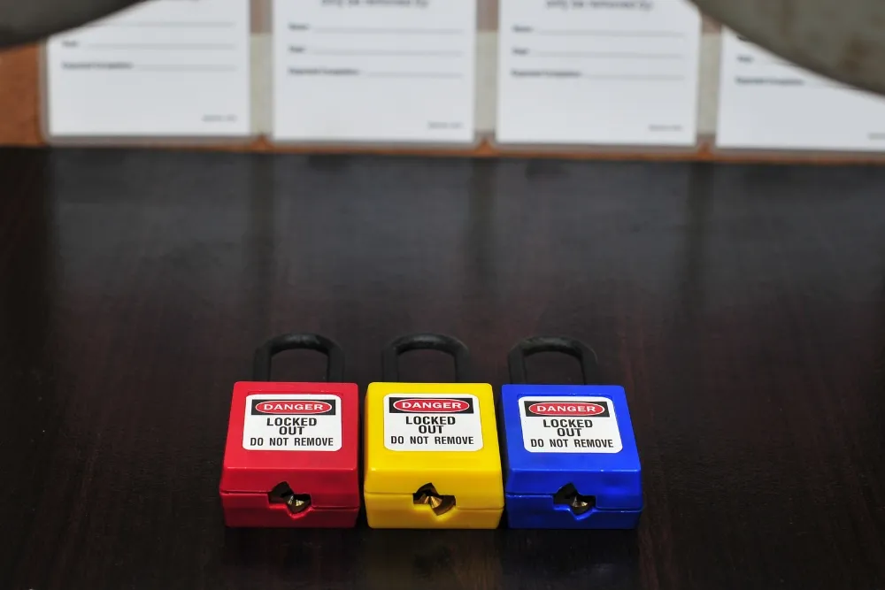 tag,out,danger,label,with,red,padlock,and,hasp